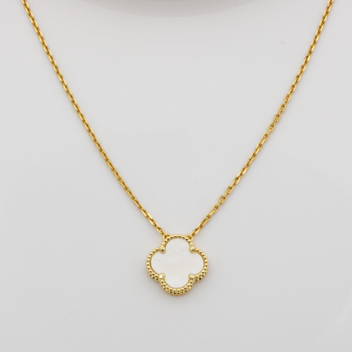 MOTHER PEARL CLOVER NECKLACE