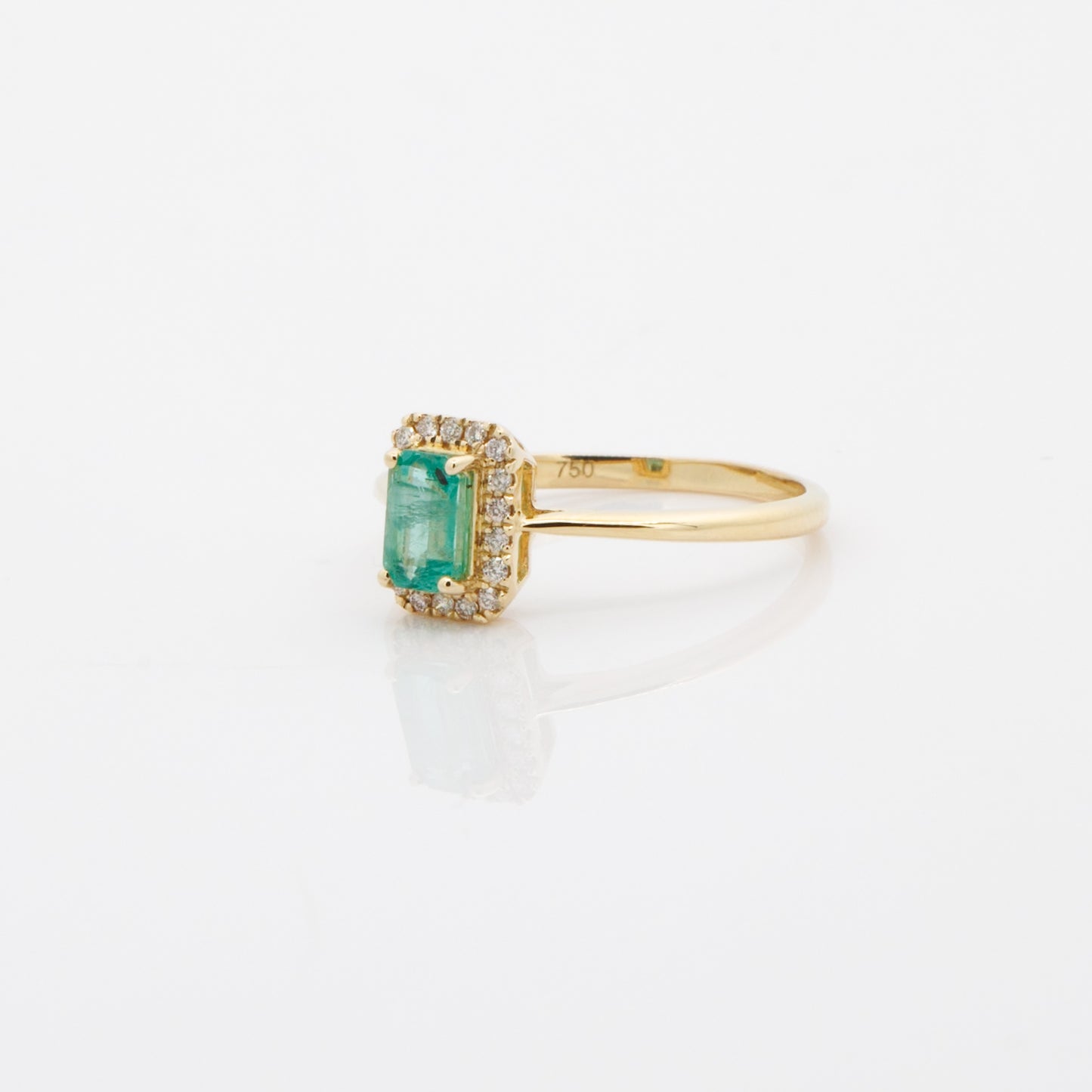 EMERALD AND DIAMOND RING